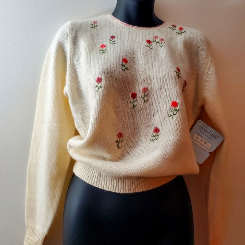 Darling! Vintage knit hand embroidered sweater